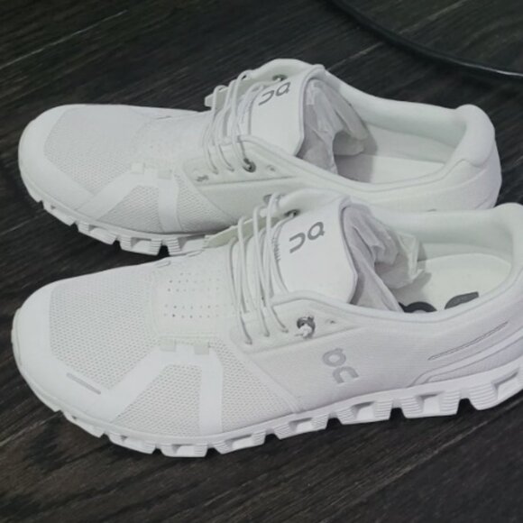 On Running sneakers - Picture 1 of 5